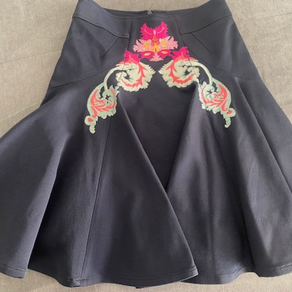 Zac by Zac Posen flared embroidered navy skirt,  sz 4 (28 in waist 21 in length)
